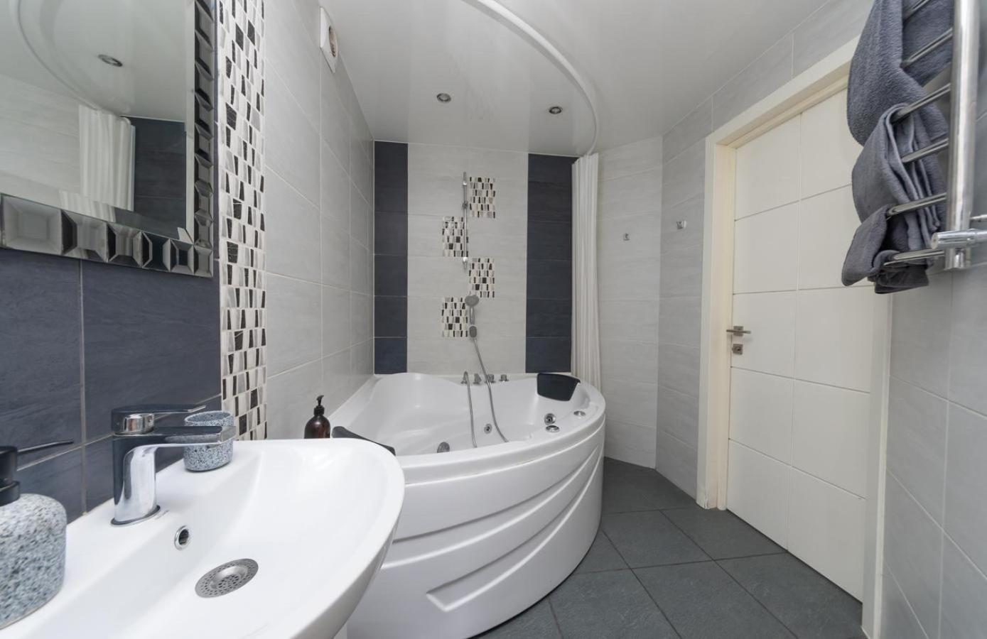 Flat24 On Lesi Ukrainki 3 Appartement Kiev Buitenkant foto